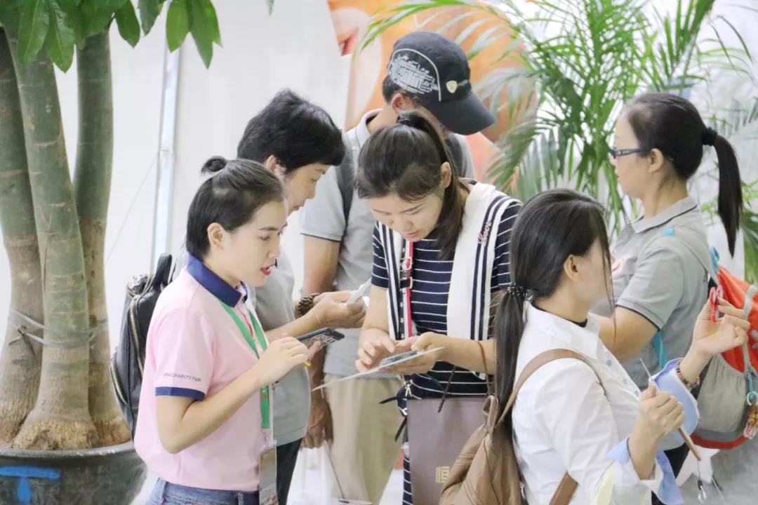 290名“粉衫”志愿者打造慈展会“最暖心”风景线5.jpg