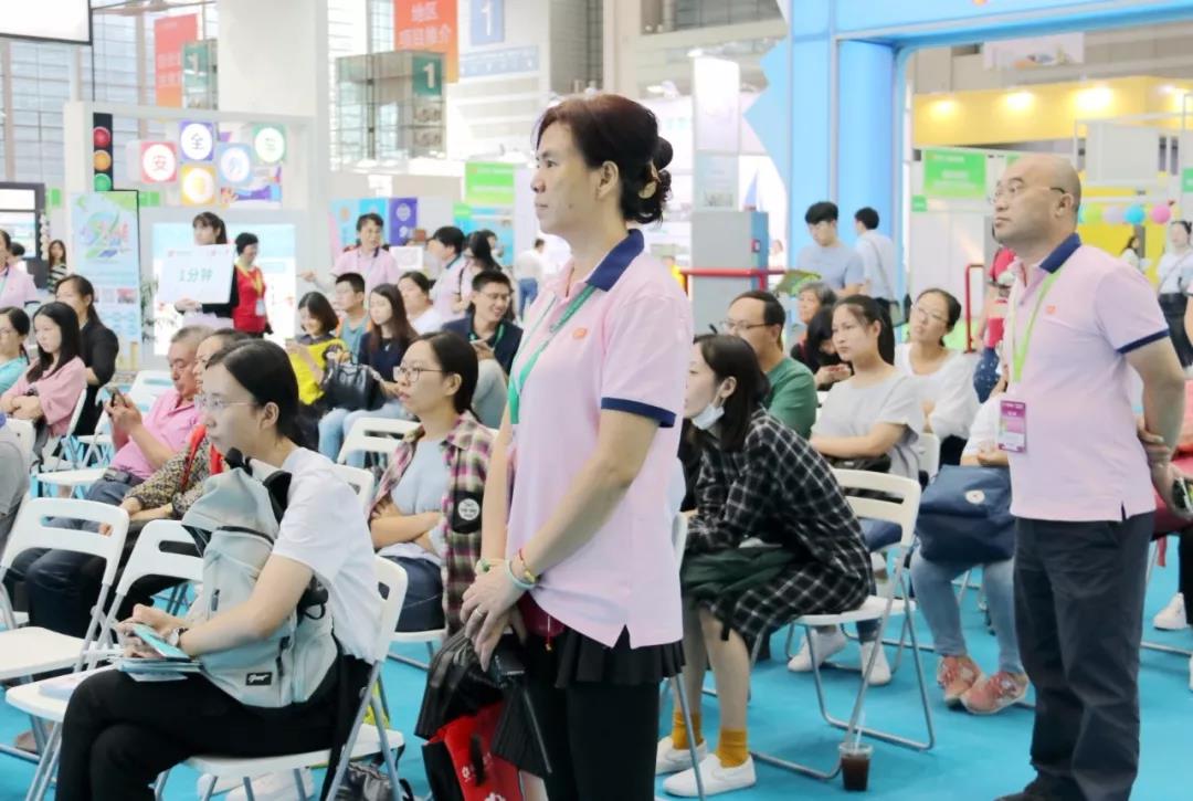 290名“粉衫”志愿者打造慈展会“最暖心”风景线11.jpg