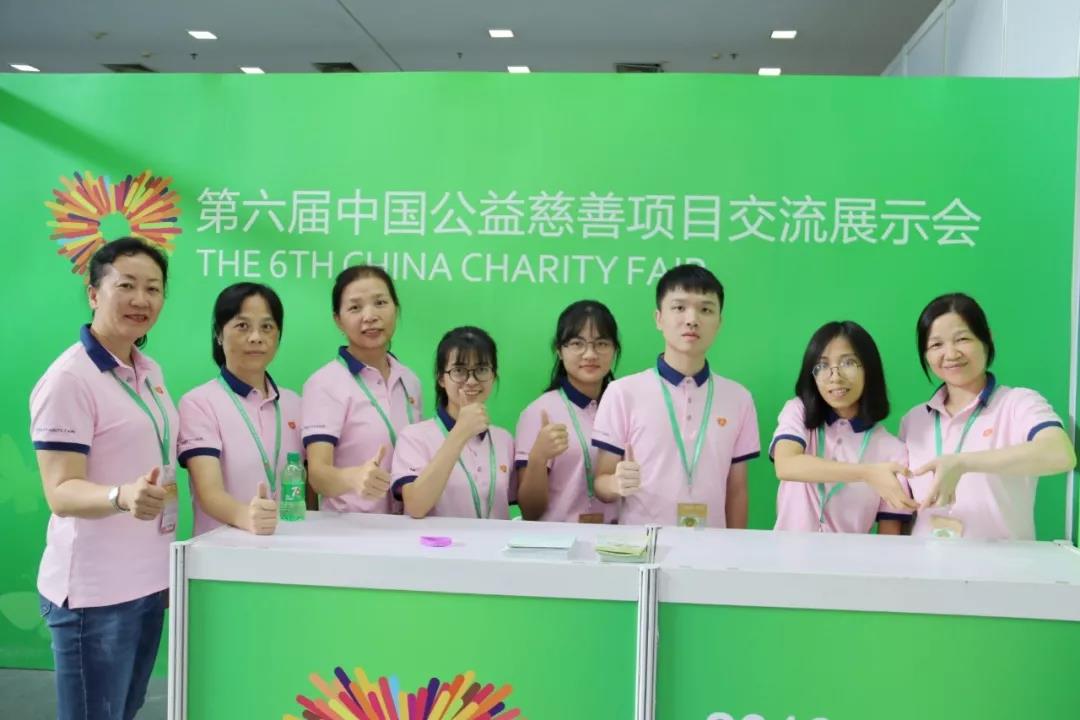 290名“粉衫”志愿者打造慈展会“最暖心”风景线16.jpg