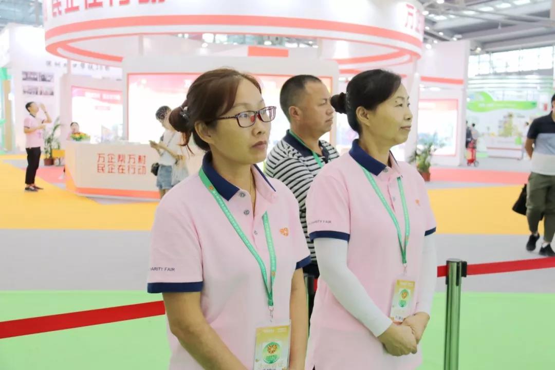 290名“粉衫”志愿者打造慈展会“最暖心”风景线15.jpg