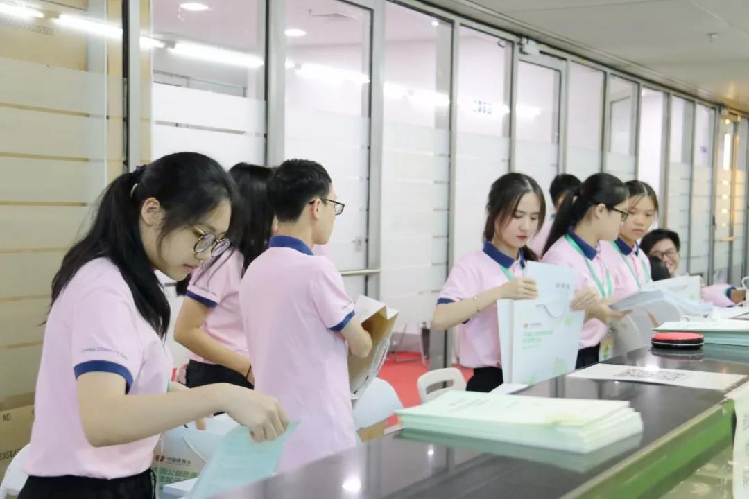 290名“粉衫”志愿者打造慈展会“最暖心”风景线9.jpg