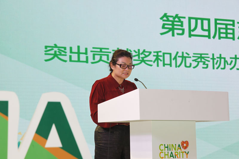市民政局副局长侯依莎宣布突出贡献奖5.JPG