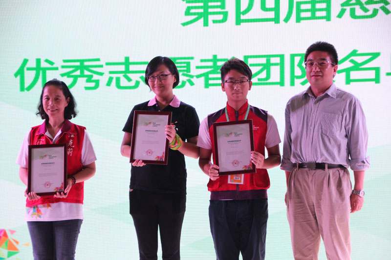 深圳市民政局副局长余智晟为优秀志愿者颁奖6.JPG