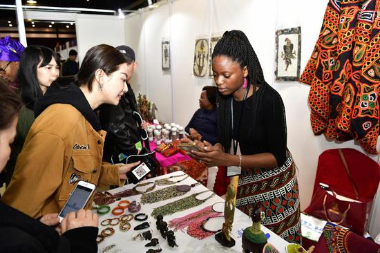“非洲文化节中非妇女发展基金慈善义卖”活动在京举办