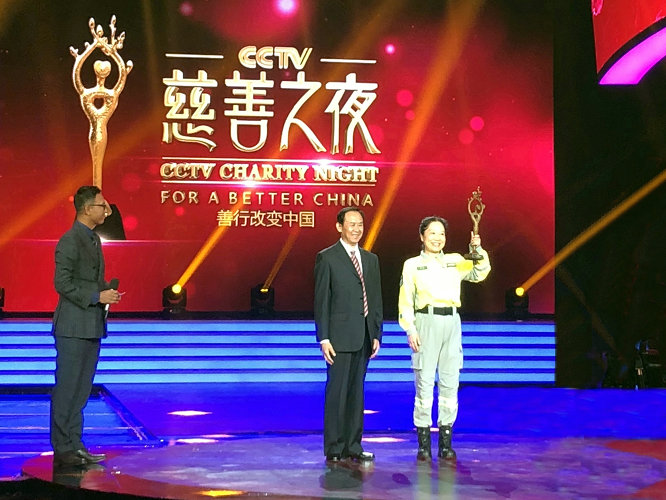 中华慈善总会常务副会长王树峰参加第五届“CCTV慈善之夜”晚会并颁奖.jpg