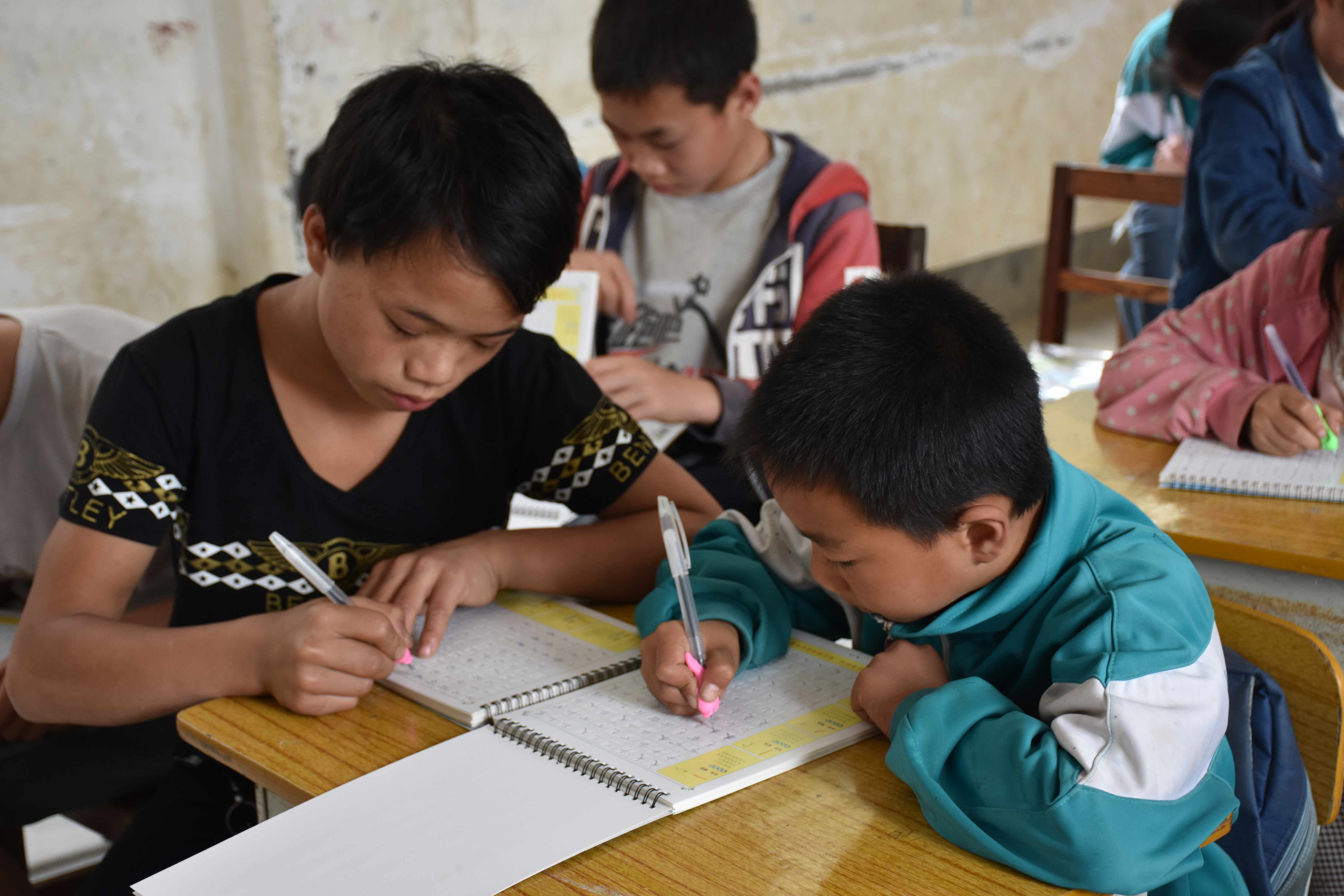 图为：学生在认真练字.jpg