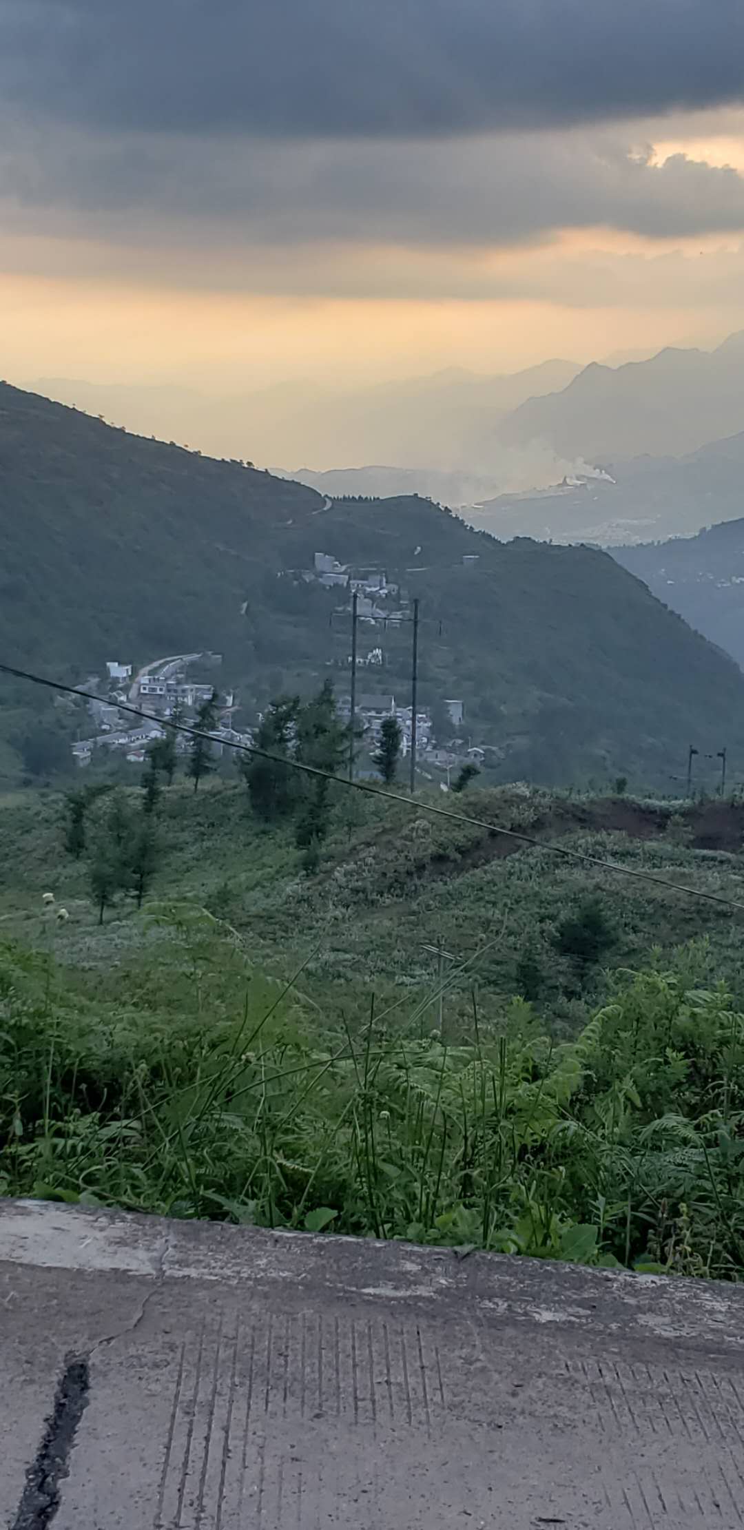 苗寨全貌1.jpg