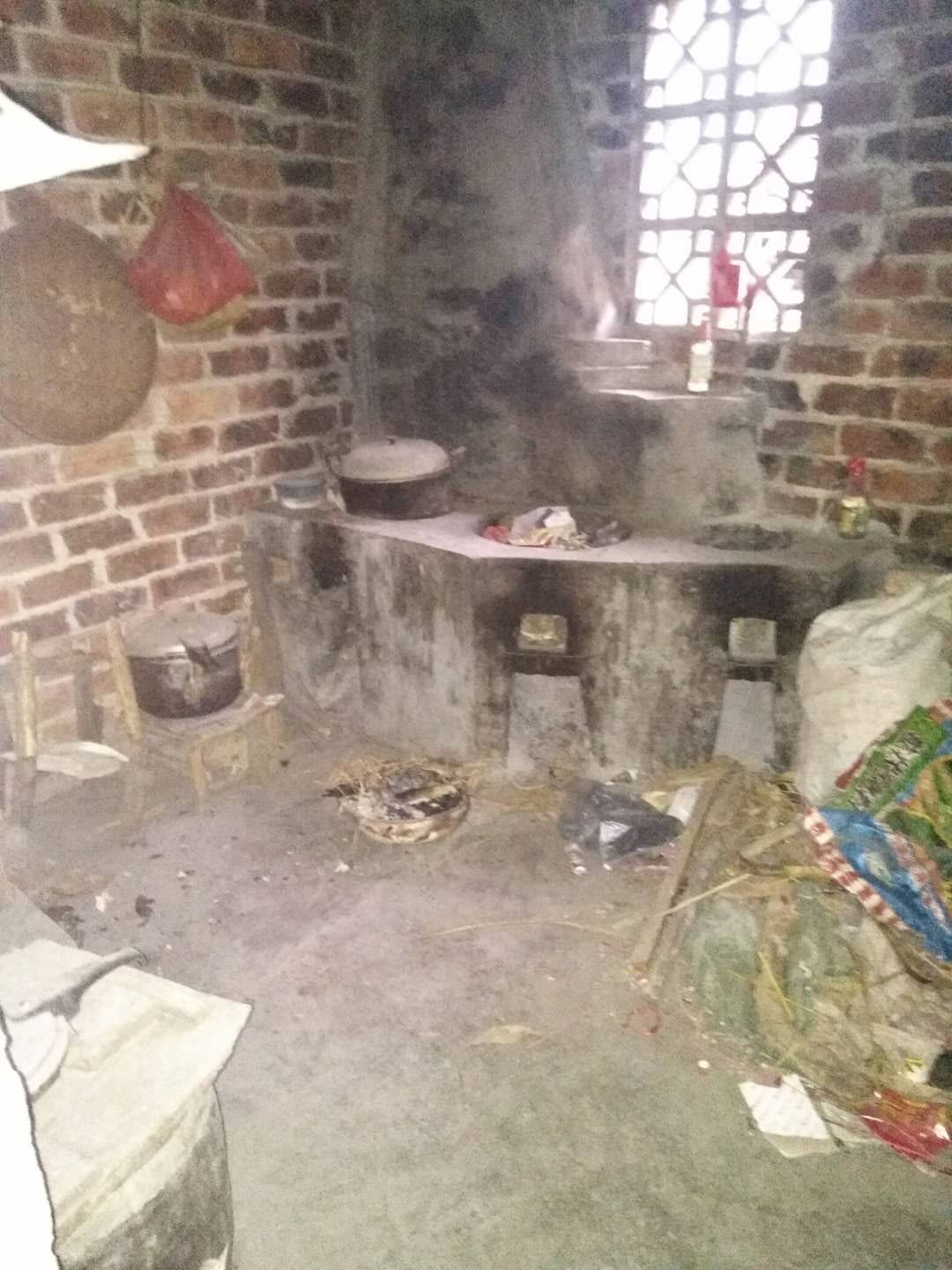 深度贫困项目：贫困户梁晓玲家的厨房图片.jpg