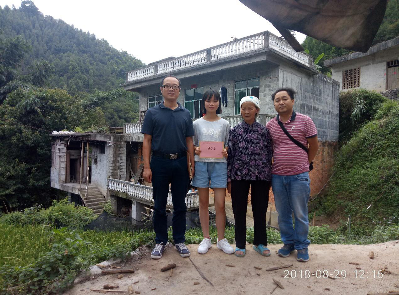 黄三爱（左二）、黄三爱奶奶（右二）.jpg