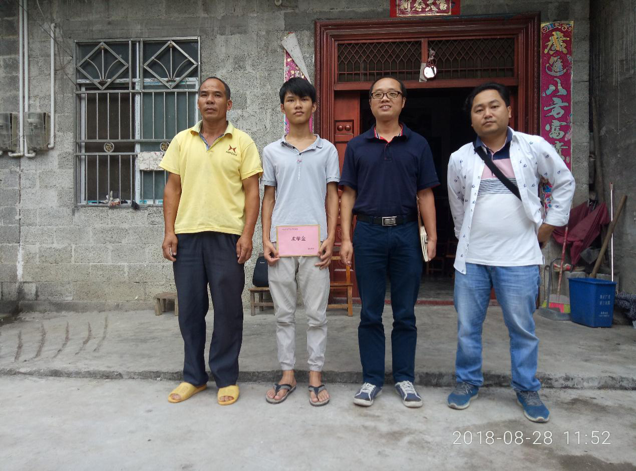 陆祖达父亲（左一）、陆祖达（左二）.jpg