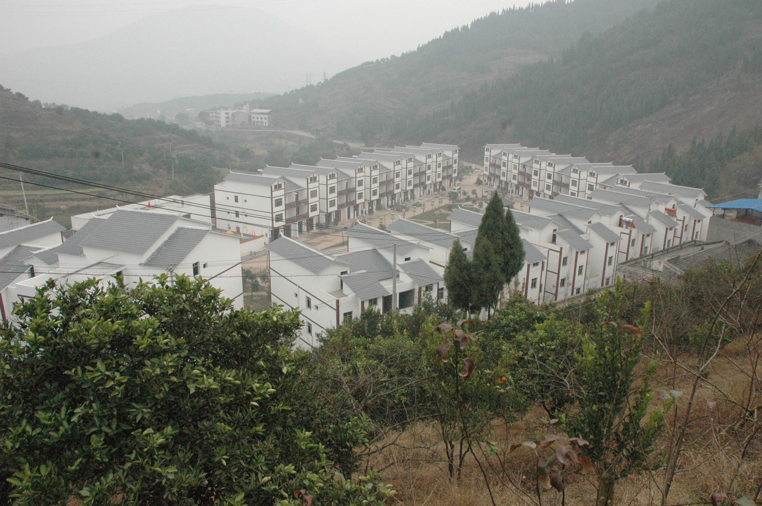 潍坊市政府援助的“居住下山、产业上山”项目。图例为开州区长沙镇齐圣村农户风貌改造后全景，该项目使农户的生产生活环境得到改善，直接受益群众110人。.jpg