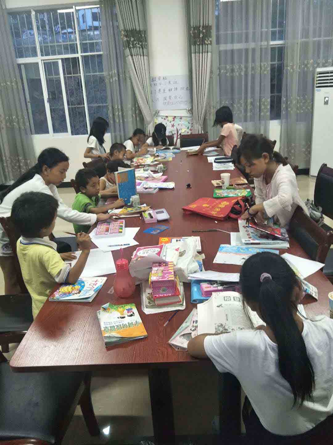 贫困学生、留守儿童求学.jpg
