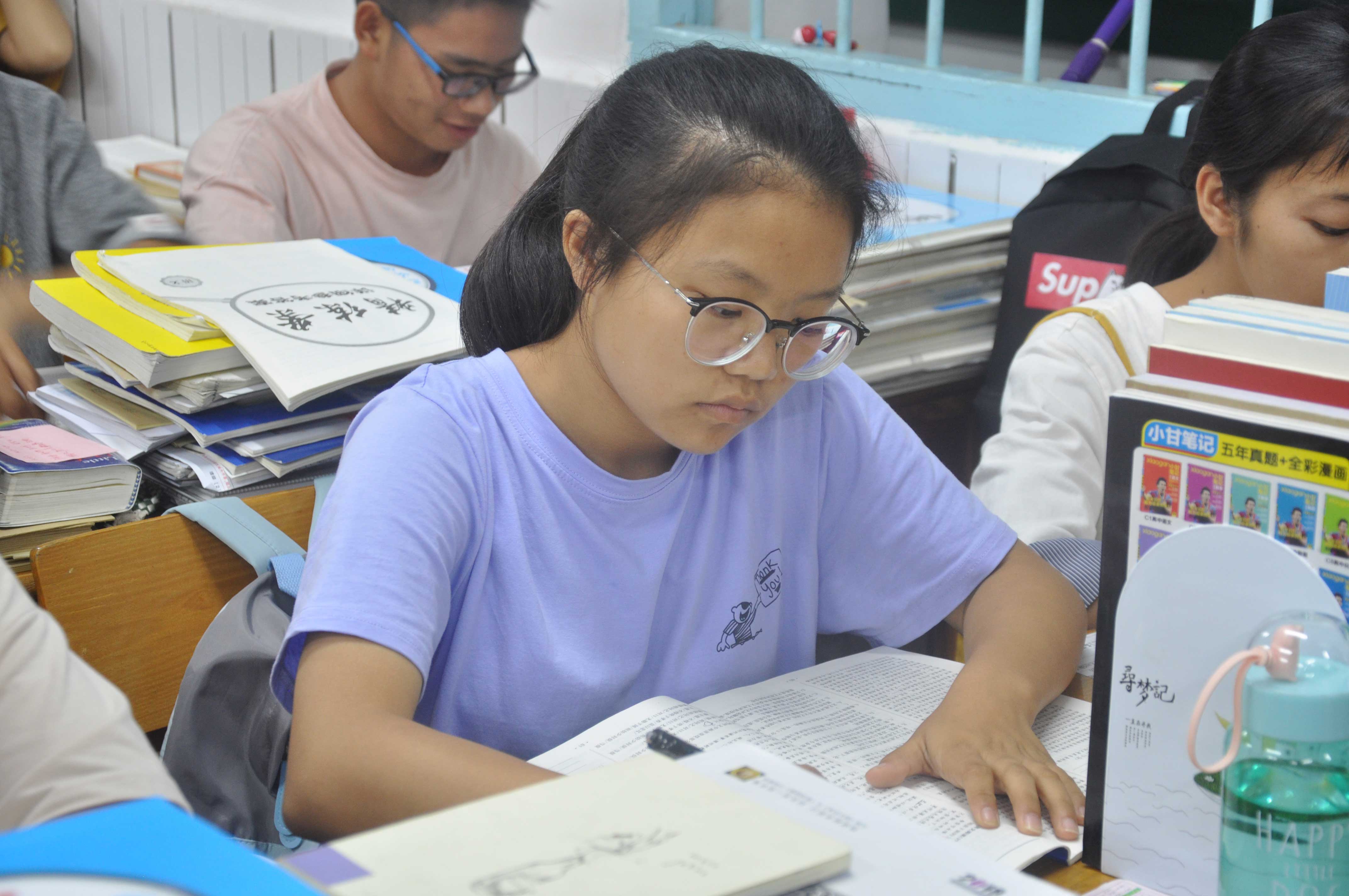 02融水中学建档立卡户贾冰冰同学.jpg