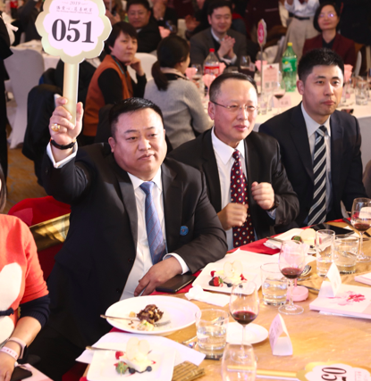 钢子捐赠拍下首块公益金金砖支持侨联公益事业1.png