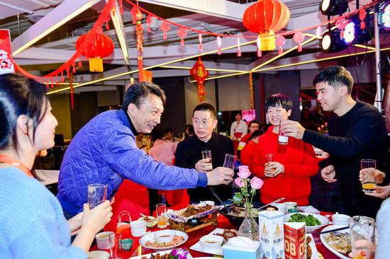 提前开席的阿里巴巴年夜饭：首次邀请“益”家人2.jpg
