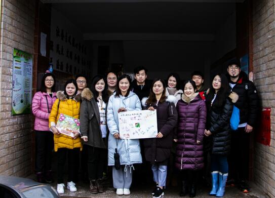 成美慈善基金会“新力-百童计划”探访受助儿童.jpg