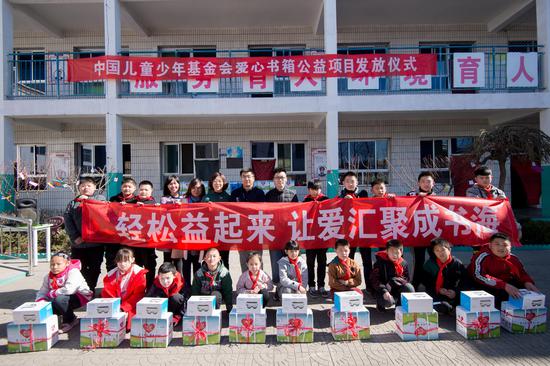 三万册爱心书籍为贫困孩子点亮梦想.jpg