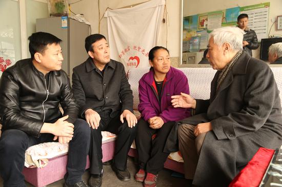 中国癌症基金会到延安老区慰问贫困患者.jpg