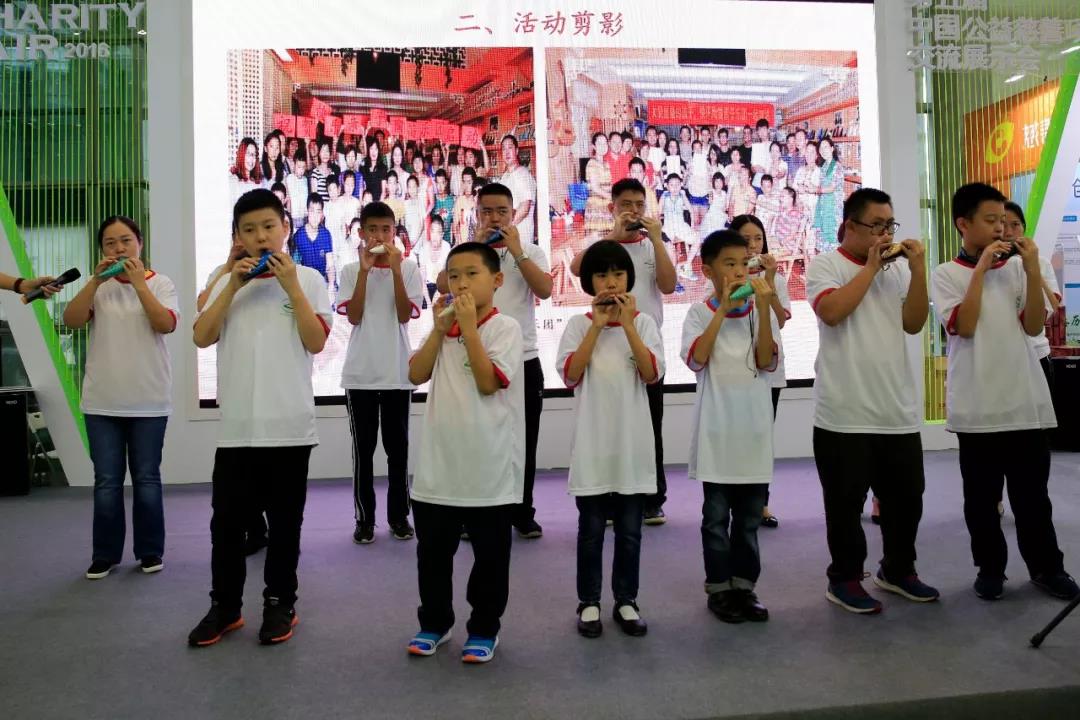 “星星”的孩子，用陶笛演奏快乐4.jpg