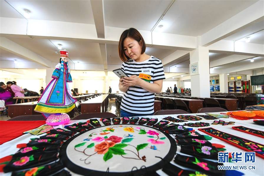 “刺绣车间”织就五彩脱贫路.jpg