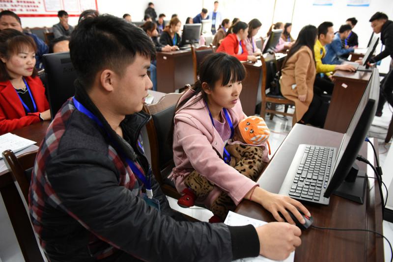 “扶贫要以钉钉子精神反复抓”1.jpg