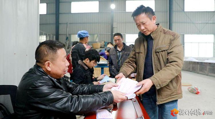 脱贫攻坚丨老乡带老乡 桃源贫困户脱贫有人帮.jpg