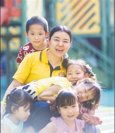 17年来护理1500余名孤残儿童，帮助800多名孩子回归家庭、融入社会，深圳市宝安区社会福利中心保育部副部长费英英和爱心团队——.jpg