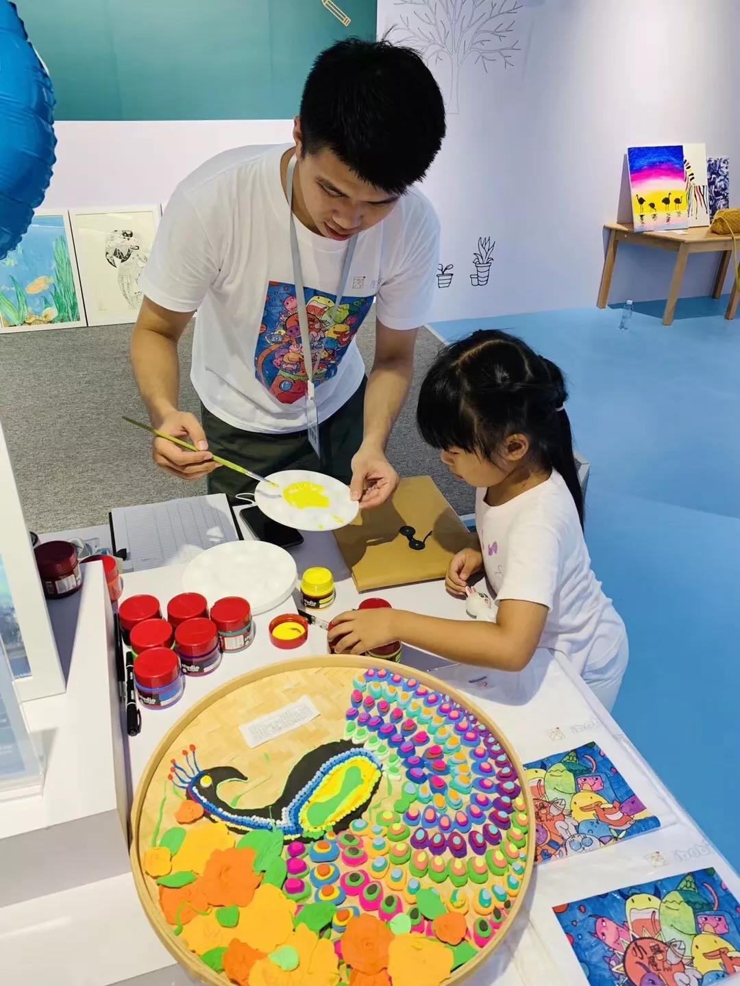 一间“神奇教室”突降深圳，明星大咖助阵，用童心画笔绘出“梦想的线条”5.jpg