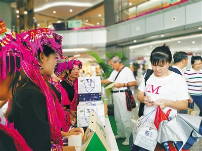 产业扶贫助力村民家门口就业1.jpg