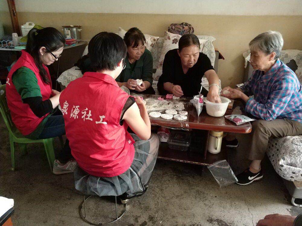 超仁妈妈倪春：“和爷爷奶奶坐时光机”为留守老人重返幸福2.jpg