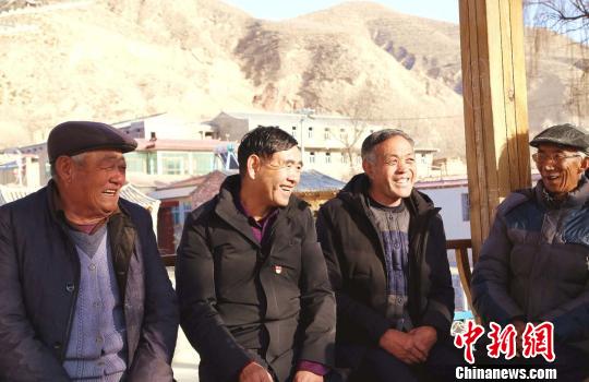 青海“扶贫书记”带领村民走出“致富路”.jpg