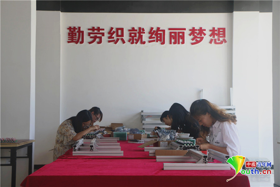 【决战脱贫攻坚·决胜全面小康】陕西赤南：社区扶贫工厂解了搬迁户就业难题.png