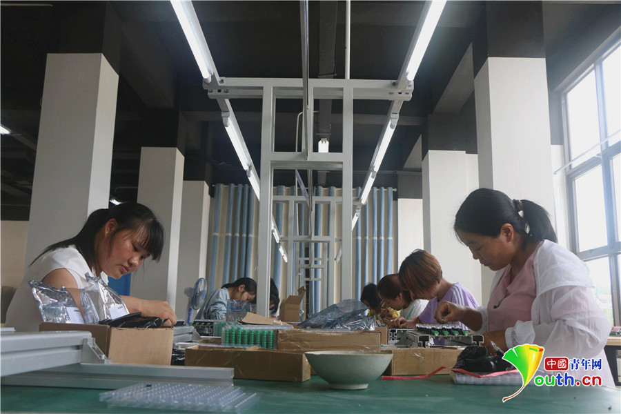 【决战脱贫攻坚·决胜全面小康】陕西赤南：社区扶贫工厂解了搬迁户就业难题2.png