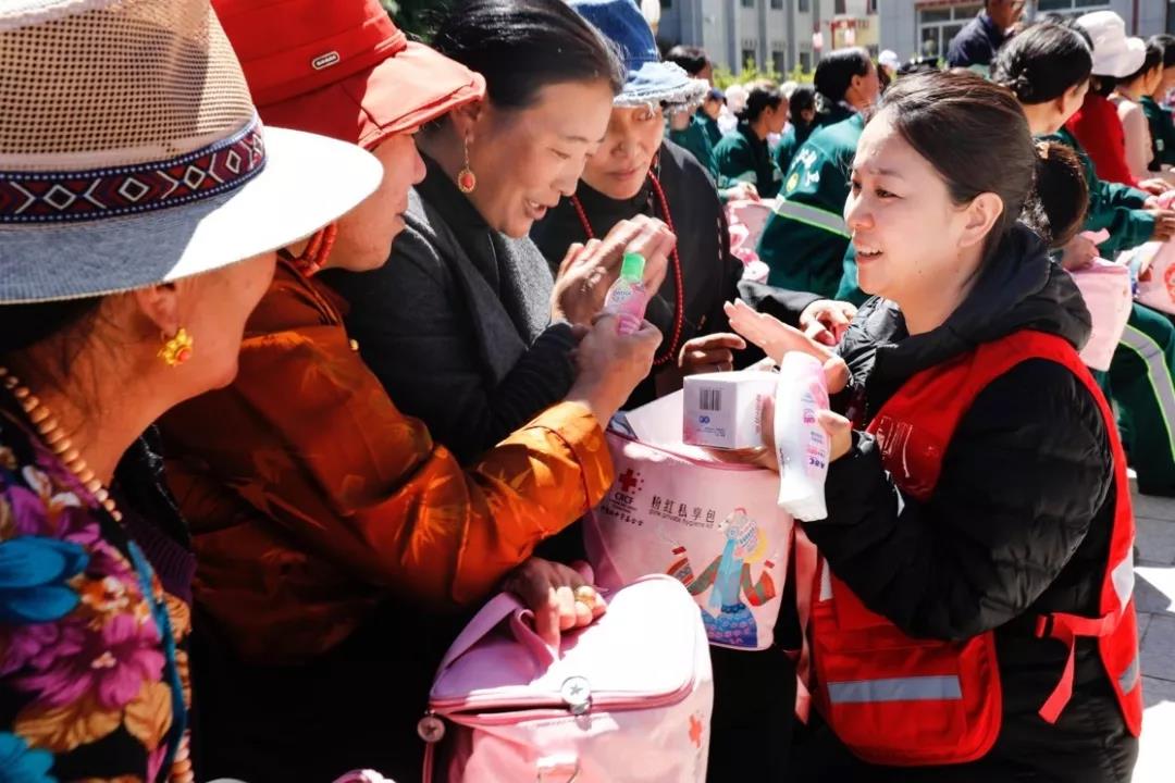 中国红基会“西部女性阳光基金 · 粉红私享包”项目在青海果洛启动2.jpg