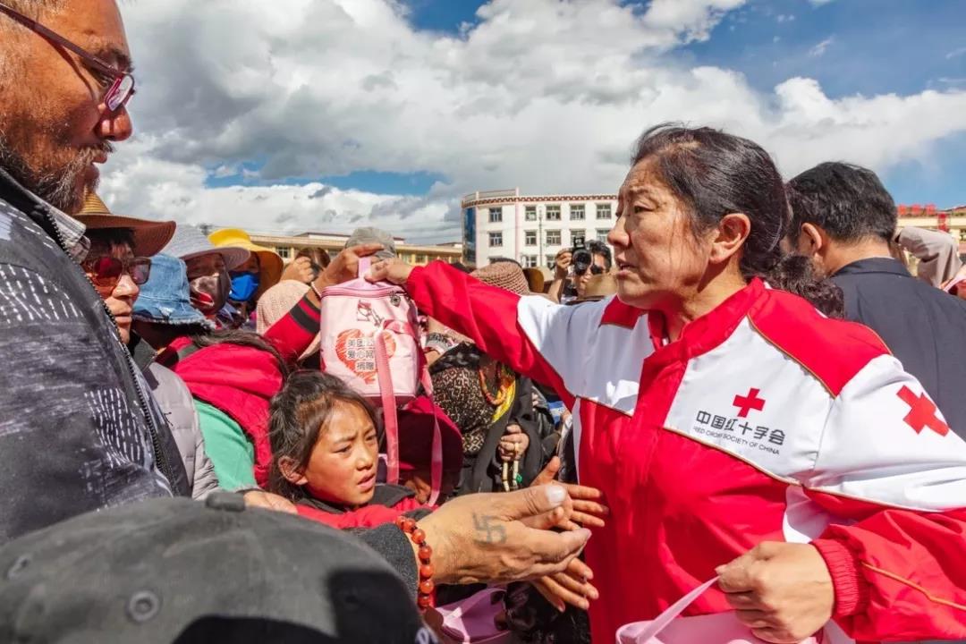 中国红基会“西部女性阳光基金 · 粉红私享包”项目在青海果洛启动4.jpg