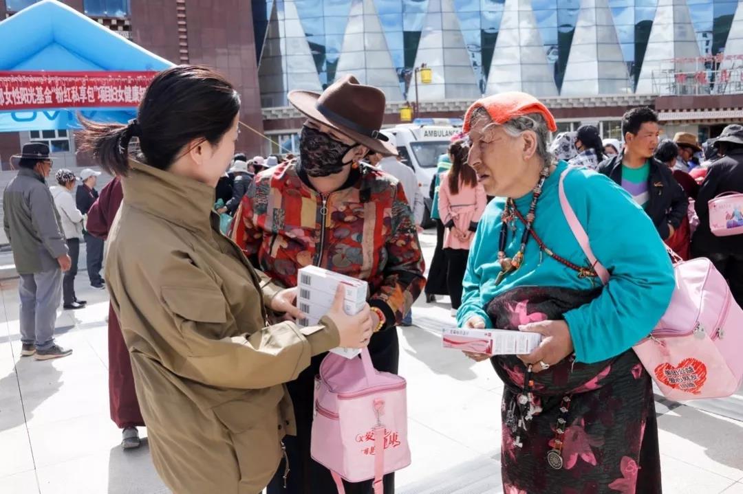 中国红基会“西部女性阳光基金 · 粉红私享包”项目在青海果洛启动3.jpg