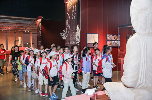 真爱梦想“去远方”公益研学旅行队伍参观嘉德艺术中心 体验“小小拍卖师”.jpeg