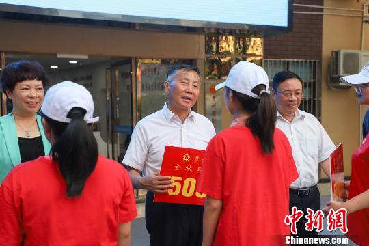 贵州省工会连续16年“金秋助学” 累计资助10万名贫困学子1.jpg
