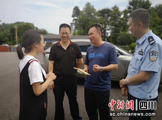 洪雅：民警献爱心 资助贫困学子.jpg